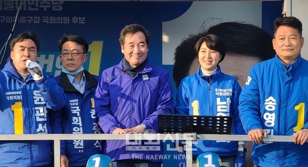 12일 오후 인천 주안역을 찾은 이낙연 더불어민주당 선대위원장이 유세차에 올라 소개를 받고 있다.