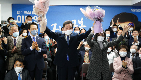 서울,종로에 출마한 이낙연 더불어민주당 후보가 당선이 확실시 되자 꽃다발을 들고 지지자들에게 화답하고 있다.