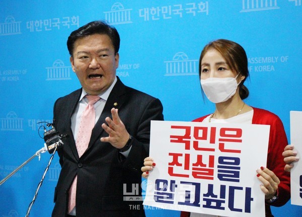 민경욱 미래통합당 의원이 22일 국회 소통관에서 기자회견을 통해 4.15 총선 의혹을 제기하고 있다.