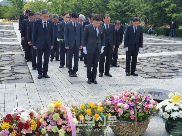 21일, 김원웅 광복회장이 김해 봉하마을 방문, 부산·울산·경남 광복회원들과 함께 고 노무현 대통령 묘소를 참배하고 있다.