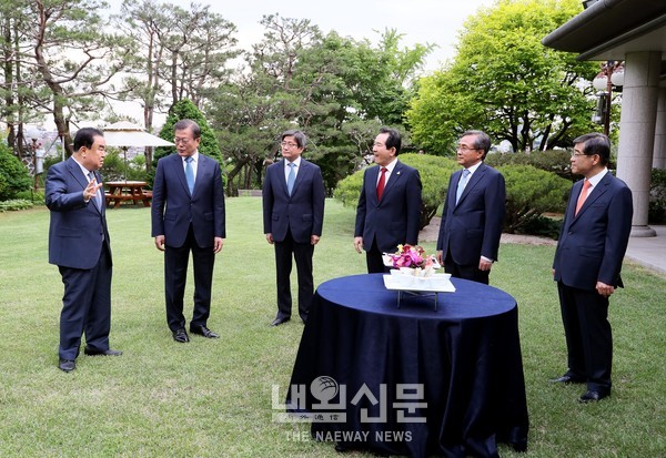 21일 저녁 서울 한남동 국회의장 공관에서 열린 만찬에서 (왼쪽부터)문희상 국회의장과 문재인 대통령, 김명수 대법원장, 정세균 국무총리, 유남석 헌법재판소장, 권순일 중앙선거관리위원장이 대화를 나누고 있다.