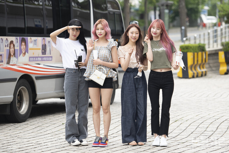 6월 10일 서울 여의도 KBS 본관에서 방송하는 쿨FM '정은지의 가요광장' 에 걸그룹 우주소녀 멤버 엑시,다영,수빈,설아가 출근전 포토타임을 가지고 있다.