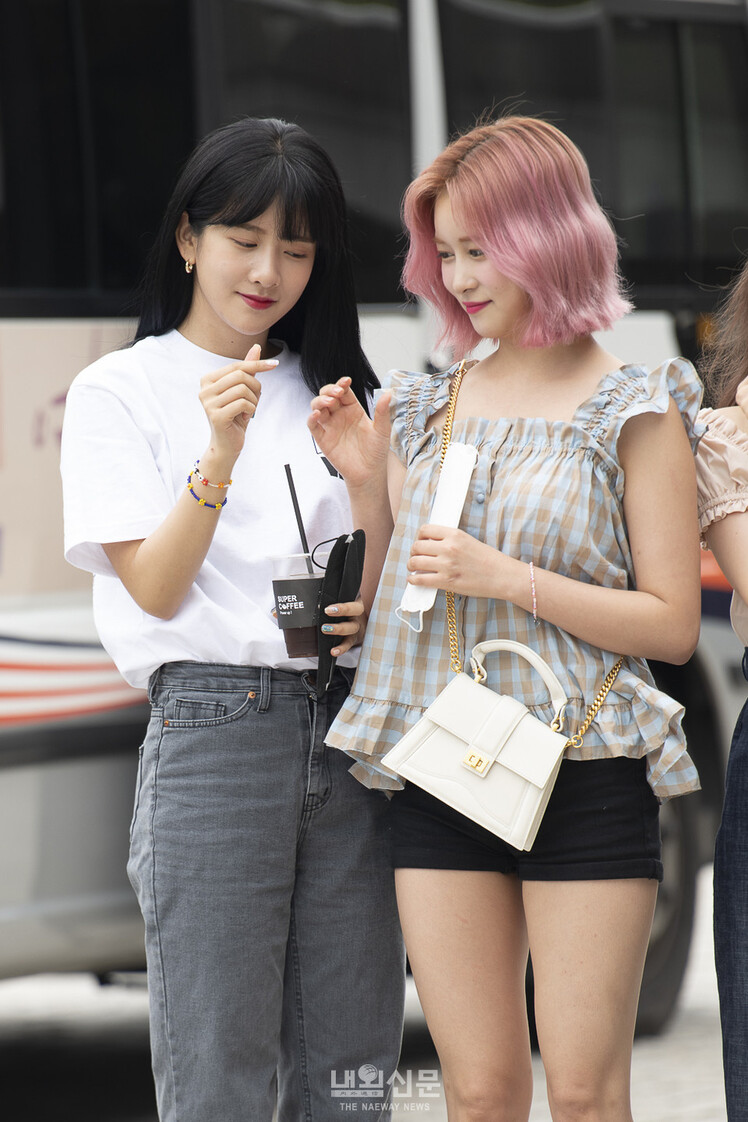 6월 10일 서울 여의도 KBS 본관에서 방송하는 쿨FM '정은지의 가요광장' 에 걸그룹 우주소녀 멤버 엑시,다영,수빈,설아가 출근전 포토타임을 가지고 있다.