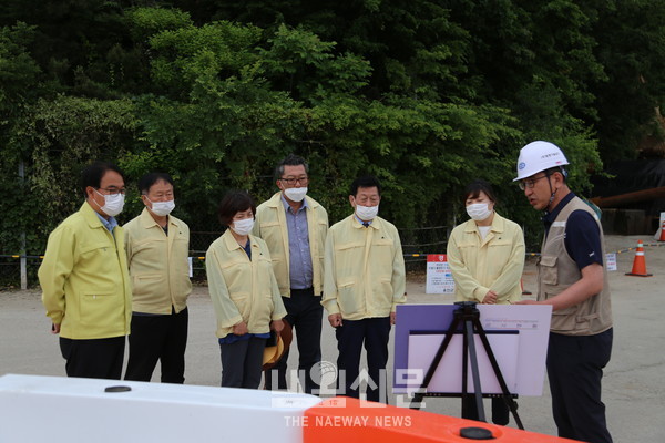옹진군의회 의원들이 지난12일 북도면 신·시·모도 연도교 건설공사 현장을 점검하고 있다.