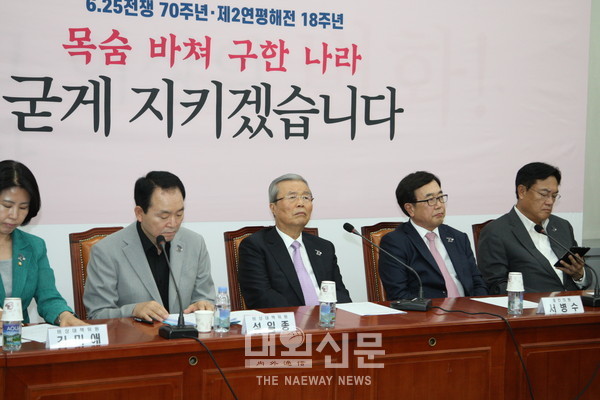 김종인 미래통합당 비상대책위원장이 24일 국회에서 비대위원-중진의원 연석회의를 주재하고 있다.