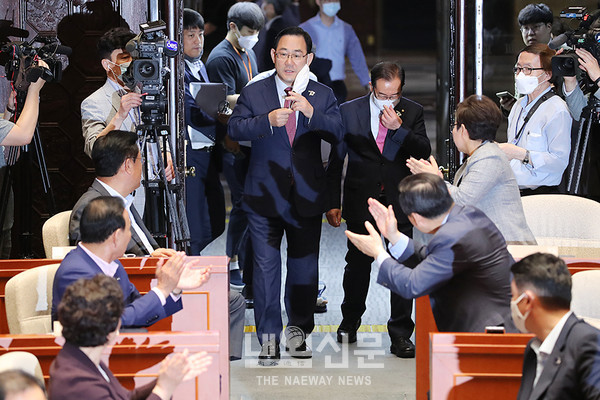 주호영 미래통합당 원내대표가 10여일 만에 국회로 돌아와 의원총회에 박수를 받으며 입장하고 있다.