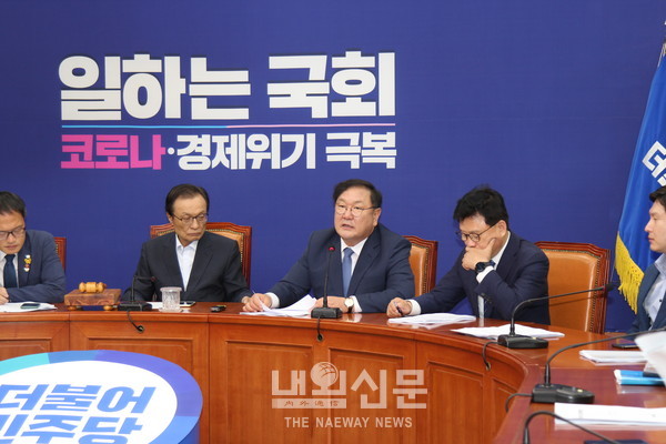 김태년 더불어민주당 원내대표가 6일 서울,여의도 국회에서 열린 제265차 최고위원회의에서 모두 발언을 하고 있다.