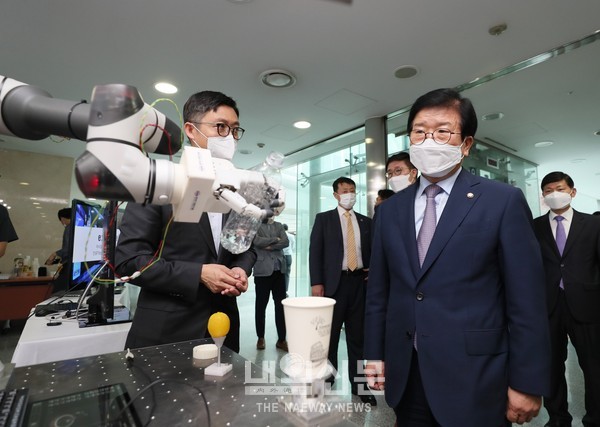 박병석 국회의장이 8일 국회의원회관 제2소회의실에서 열린 국회 4차산업혁명포럼 창립심포지엄에 참석해 인공지능 기계를 살펴보고 있다.