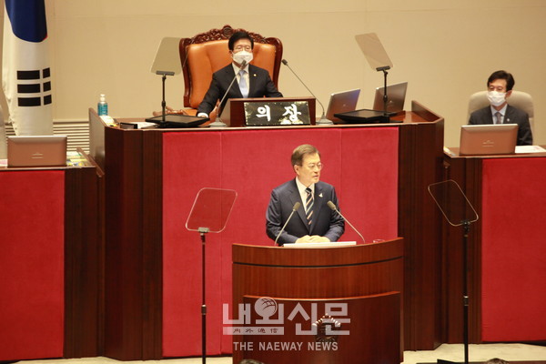문재인 대통령이 16일 오후 서울,여의도 국회에서 열린 21대 국회 개원식 연설에서 부동산과 관련한 입장을 밝히고 있다.