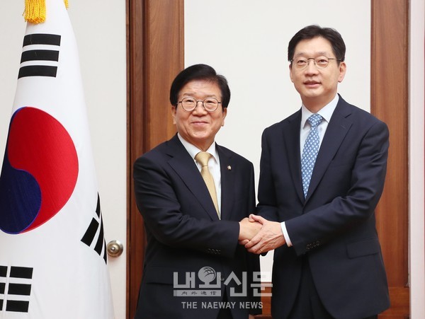박병석 국회의장이 21일 국회 의장실에서 김경수 경남지사의 예방을 받고 있다.