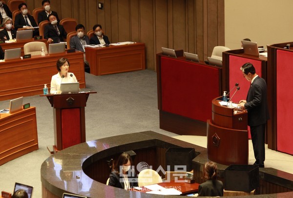 22일 국회 본회의장에서 열린 대정부 질문에서 추미애 법무장관이 김태흠 미래통합당 의원과 설전을 벌이고 있다.