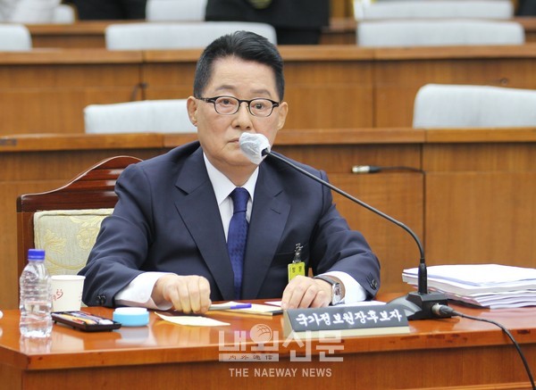 박지원 국가정보원장 후보자가 27일 국회에서 열린 인사청문회에서 의원들의 질의를 받고 있다.