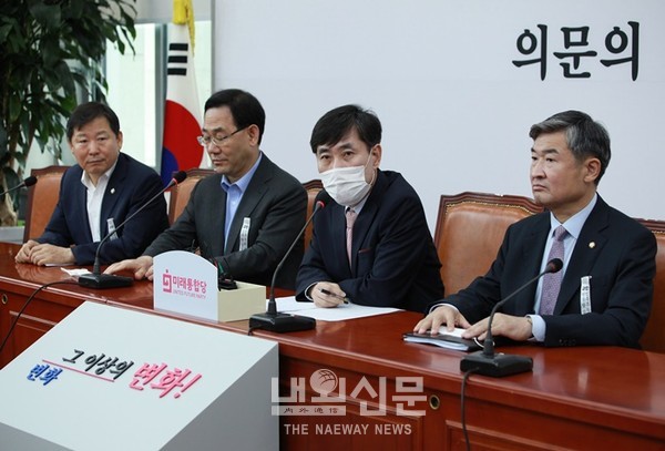 하태경 미래통합당 의원이 28일 국회에서 열린 박지원 국정원장 후보자와 관련한 기자회견에서 입장을 밝히고 있다.