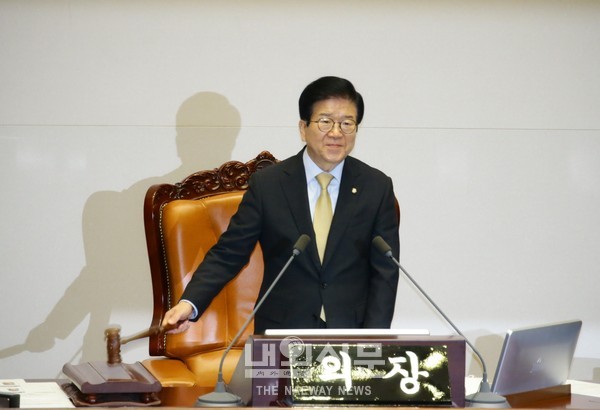 박병석 국회의장이 30일 오후 국회 본회의장에서 주택임대차보호법을 의결하고 있다.