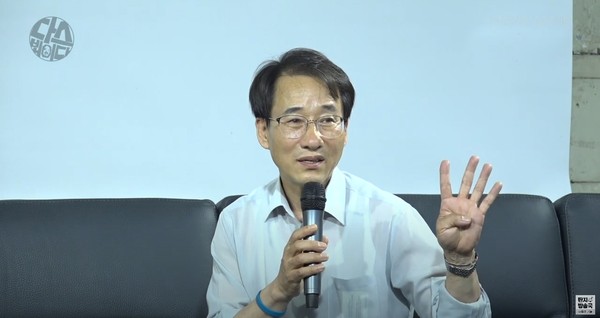 더불어민주당 최고위원 후보로 출마한 이원욱 의원이 7일 한 라디오 방송해 출연해 입장을 밝히고 있다.