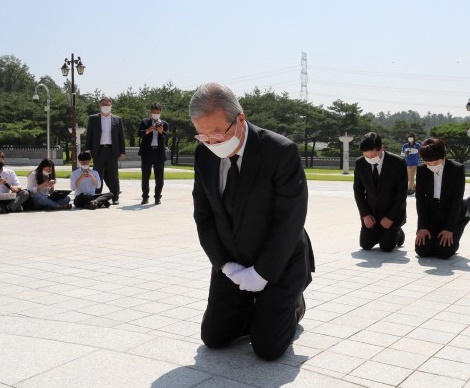 미래통합당 김종인 비상대책위원장이 19일 오전 광주 북구 국립 5·18 민주묘지를 찾아 무릎을 꿇은채 참배하고 있다.