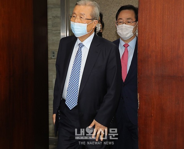 22일 김종인 국민의힘 비상대책위원장이 국회에서 열린 비상대책회의에 참석하기 위해 회의실을 들어서고 있다.