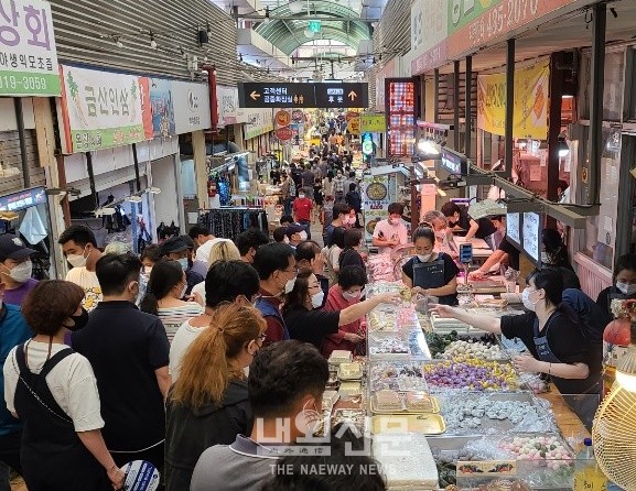 추석 명절 연휴 첫 날인 30일 오후 인천,석바위 시장의 한 떡집 앞에 송편을 사기위해 많은 사람들이 자리해 있다.