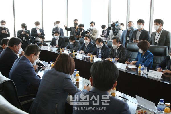 이낙연 더불어민주당 대표가 18일 오후 인천,송도동 셀트리온 2공장을 방문해 현장 간담회를 열고 있다.