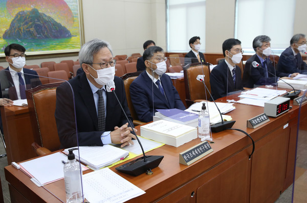 19일 국회에서 열린 정무위 국정감사에서 김유찬 한국조세재정연구원장이 여야 의원의 질의를 경청하고 있다.