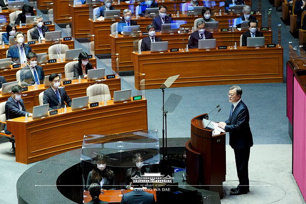 문재인 대통령이 28일 국회 본회의장에서 2021년 예산안 시정 연설에서 정책 현안에 대한 입장을 밝히고 있다.