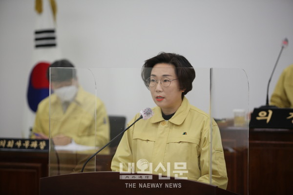 ▲ 서천군의회 본회의에서 5분 자유발언 하는 김아진 의원