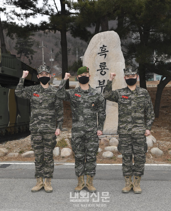 해병대 6여단의 기부 미담자들이 부대 상징물 앞에서 기념사진을 촬영하고 있다. 좌측부터 김봉주 중위(학군64기), 방세종 대위(학군60기), 김형석 중위(학군64기)