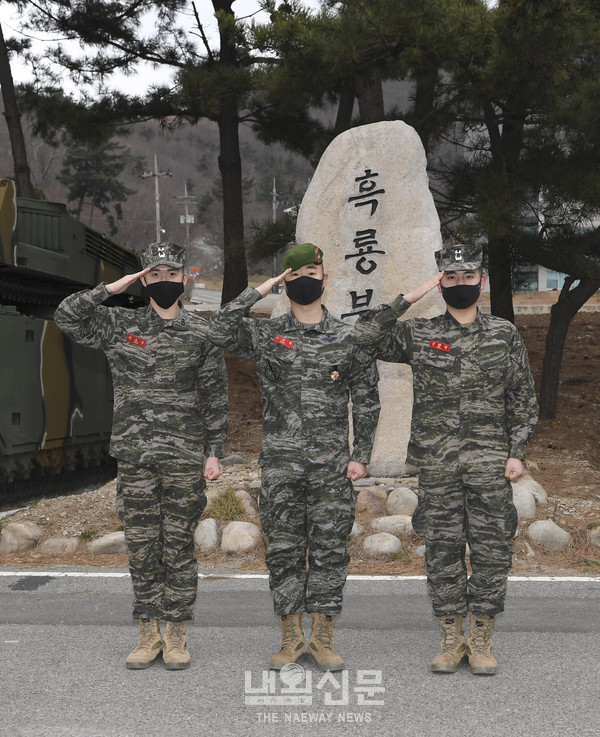 해병대 6여단의 기부 미담자들이 부대 상징물 앞에서 기념사진을 촬영하고 있다. 좌측부터 김봉주 중위(학군64기), 방세종 대위(학군60기), 김형석 중위(학군64기