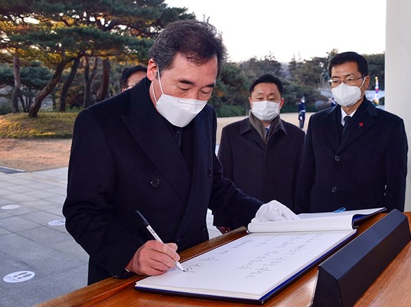 이낙연 더불어민주당 대표가 1일 서울국립현충원을 찾아 순국선열에 참배하고 방명록을 작성하고 있다.