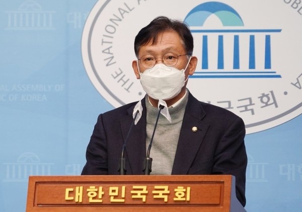 정의당 배진교 위원이 18일 국회 소통관에서 기자회견을 통해 인천 남동구청장 시절 사찰 문건에 대한 입장을 밝히고 있다.