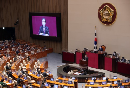 정세균 국무총리가 5일 여의도 국회 본회의에서 4차 재난지원금을 위한 19조5천억 원 규모의 추가경정예산(추경)안 관련해 시정연설을 하고 있다.