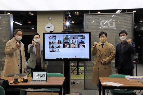 사진설명 :(왼쪽부터)송진우 창업지원단장과 심사를 맡은 김성신, 정연배, 박용근 대표