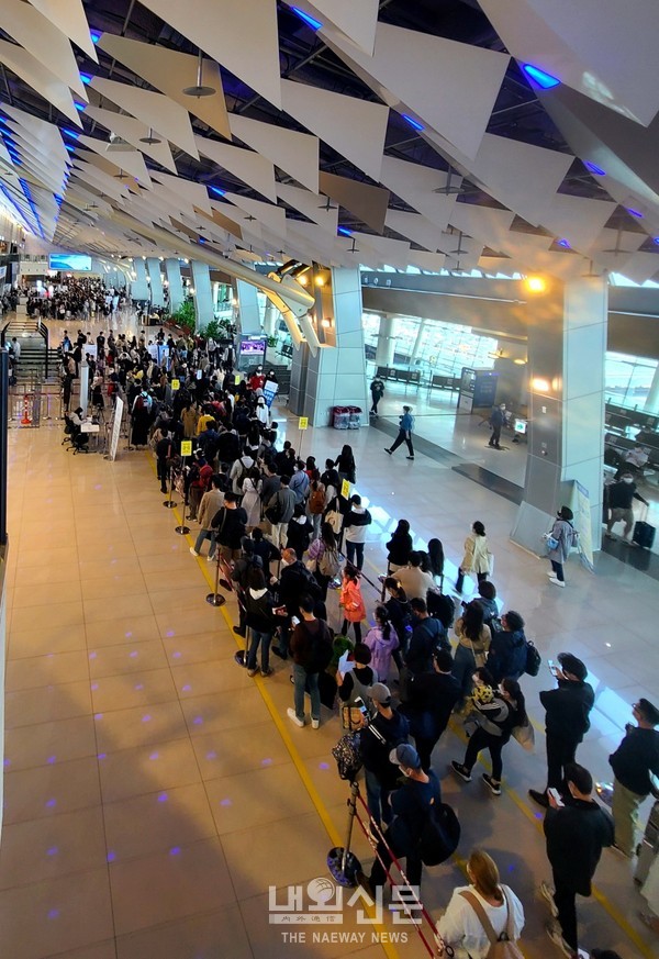 휴일을 앞둔 9일 오후 서울,김포공항 국내선 탑승구에 많은 여행객이 몰려 긴줄로 수속을 밟고 있다.
