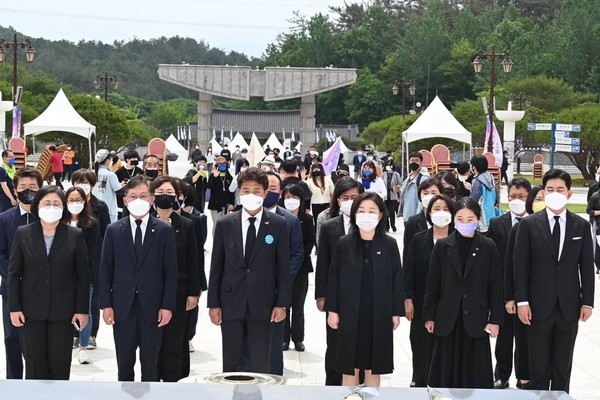 정의당 여영국 대표와 지도부가 5.18 민주화운동제41주년인 18일 오전 광주광역시 북구 망월동 민족민주열사묘역에서 참배를 하고 있다.