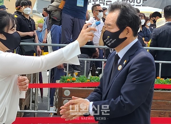 23일 오전 김해 봉하마을에서 거행된 노무현 전 대통령 12주기 추도식에 정세균 전 총리가 참석하고 있다.