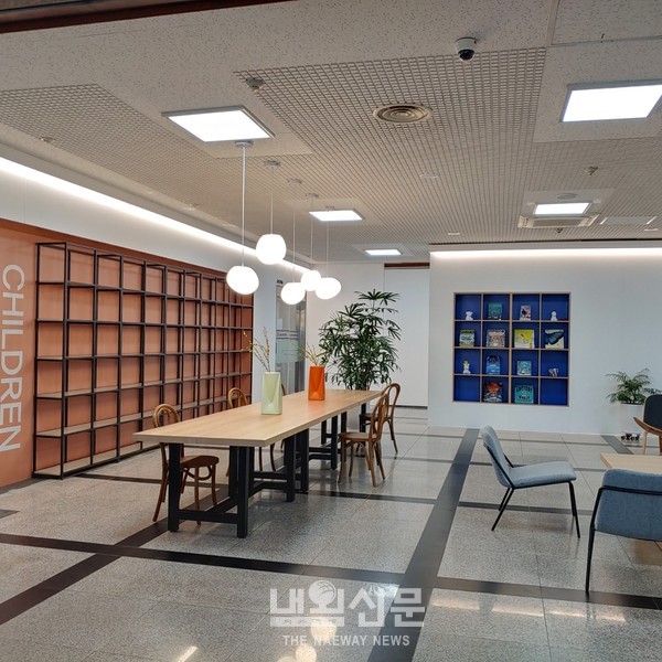 인천교육청계양도서관 1층 로비가 열린 독서공간