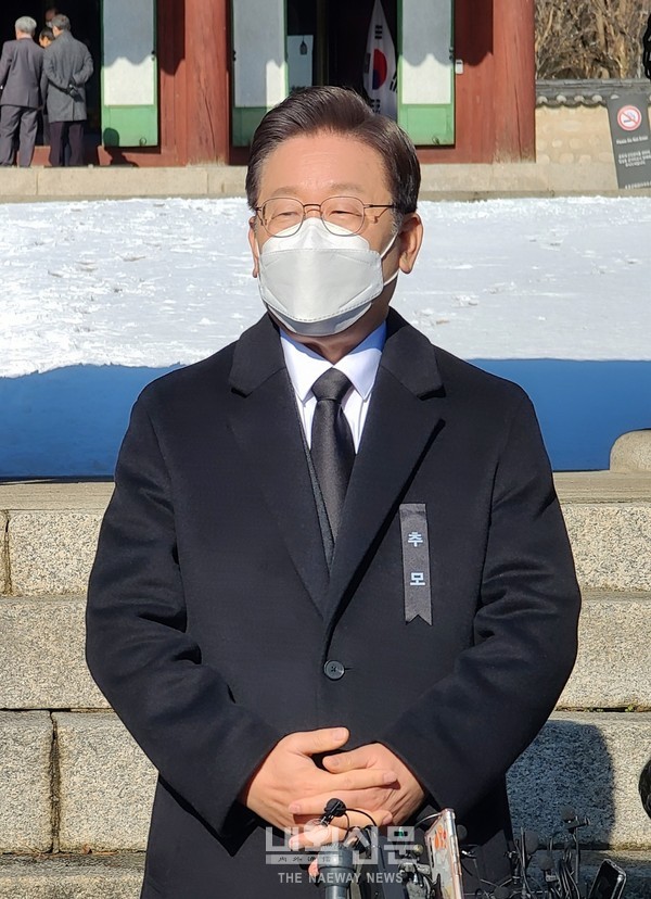 이재명 더불어민주당 대선 후보가 19일 서울,효창공원에서 열린 윤봉길 의사 89주기 행사에 참석해 기자들의 질문에 답하고 있다.