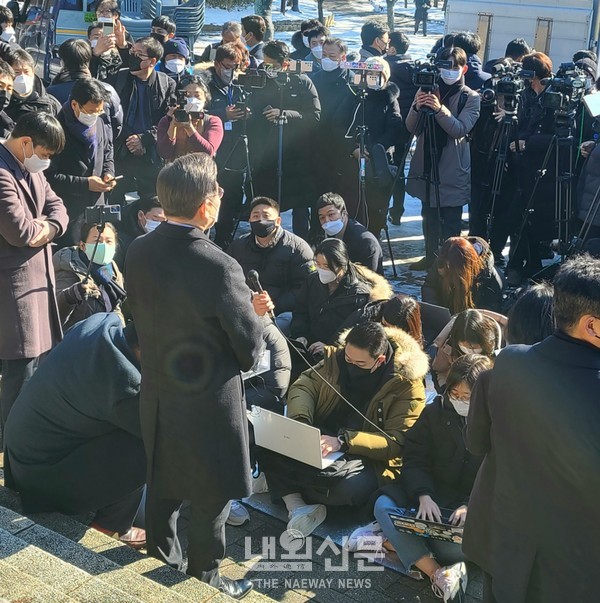 이재명 더불어민주당 대선 후보가 19일 서울,효창공원에서 열린 윤봉길 의사 89주기 추도식에 참석한 후 의혈문 앞에서 기자들의 질문을 받고 있다.