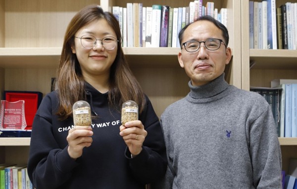 ▲ 신나현 대학원생(왼쪽)과 진중현 교수 (사진=세종대)
