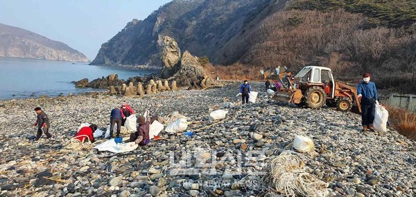 옹진군 덕적면 능동해변 자갈마당 해안쓰레기 수거작업