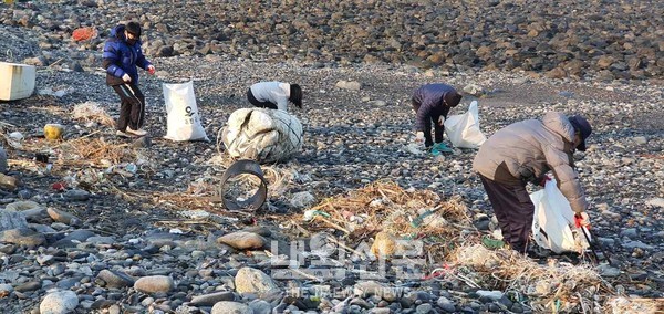 옹진군 덕적면 능동해변 자갈마당 해안쓰레기 수거작업