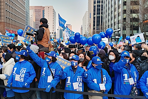 3월 8일 이재명 더불어민주당 대선후보의 청계광장 유세에 집결한 민주당 당원과 지지자들의 모습.