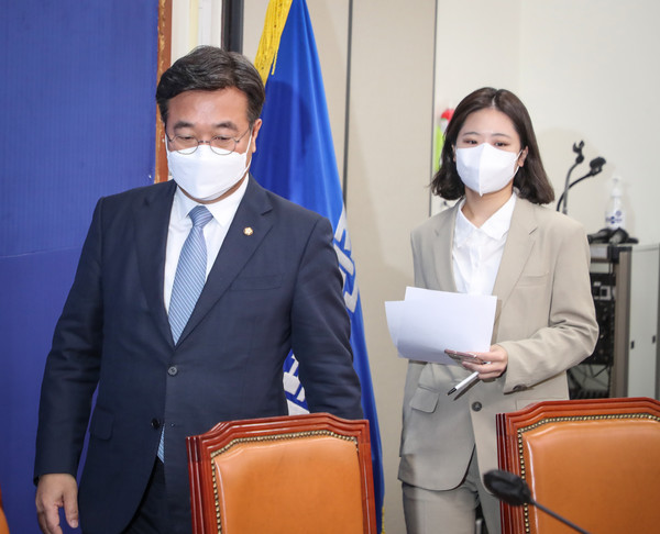 20일 오전 국회에서 열린 더불어민주당 비대위 회의에 윤호중.박지현 공동 비대위원장이 참석하고 있다.