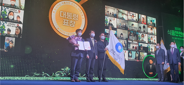 5월 13일 ‘제21회 식품안전의 날’을 맞아 aT센터에서 열린 기념식에서 인천시가 대통령상을 수상했다(사진제공=인천시청)