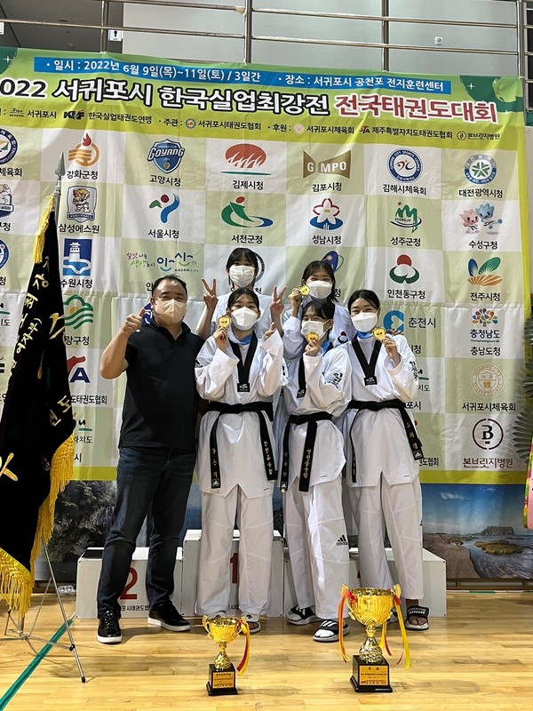 인천 동구 여자태권도선수단 대회 우승 기념사진(제고=동구청)