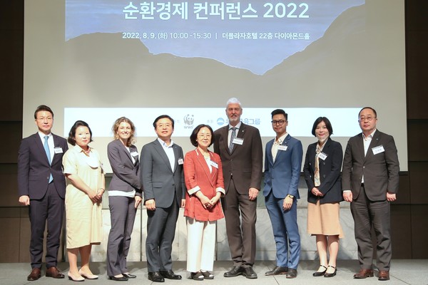 우리금융그룹은 지난 9일 서울시 중구 소재 더 플라자 호텔에서 WWF(세계자연기금)과 공동으로 ‘순환경제 컨퍼런스 2022’ 를 개최하고 기념사진을 촬영하고 있다(사진제공=우리금융그룹