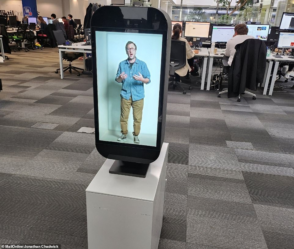 MailOnline의 런던 사무실에서 과학 팀은 곧 고객에게 배송될 Proto M 장치를 시험해 보았습니다.  사진은 장치에서 MailOnline과 대화하는 Proto CEO David Nussbaum입니다.