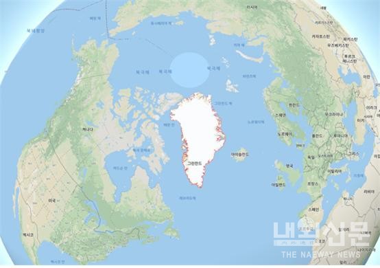하얀색 섬이 그린란드. 하늘색 원모양은 북극점을 중심으로 한 북극권.