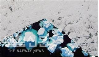 사진 : 따뜻한 바닷물에 의해 해양빙하의 밑에서부터 녹기 시작해 끝내 자체 무게를 이기지 못하고 본체에서 떨어져 나와 바다에 떠 있는 빙산의 모습