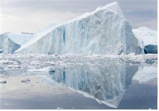 육지에서 바다로 이어진 빙하에서 떨어져 나와 바다에 떠 있는 빙산.